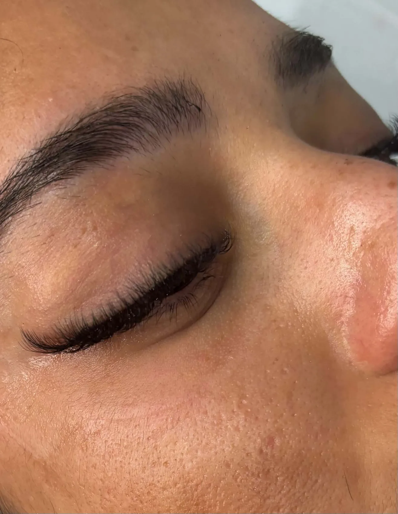 Extensions de cils posées cil à cil, œil fermé