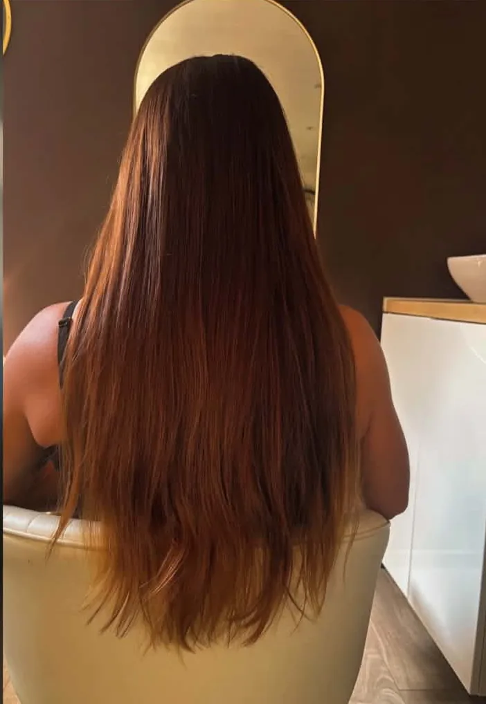 Brushing lissé sur cheveux longs, vue de dos