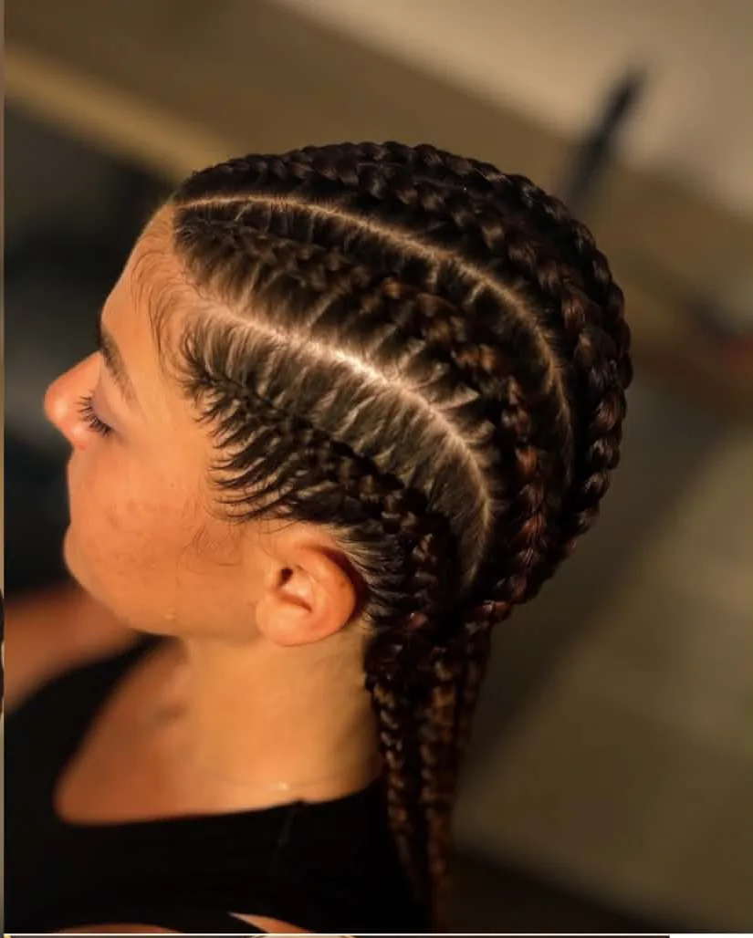 Tresses collées vues de profil, raies nettes