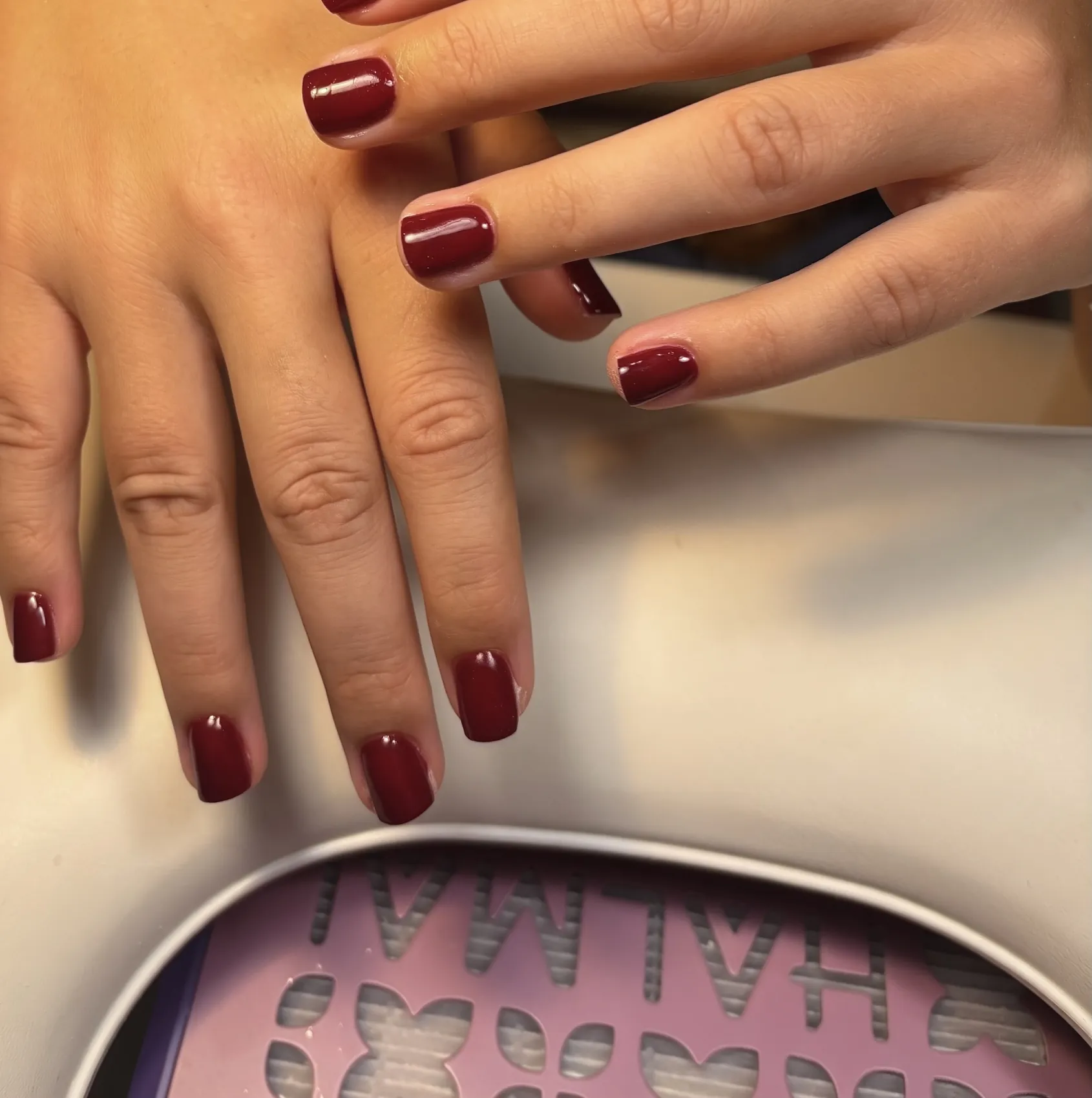 Ongles carrés courts rouge bordeaux