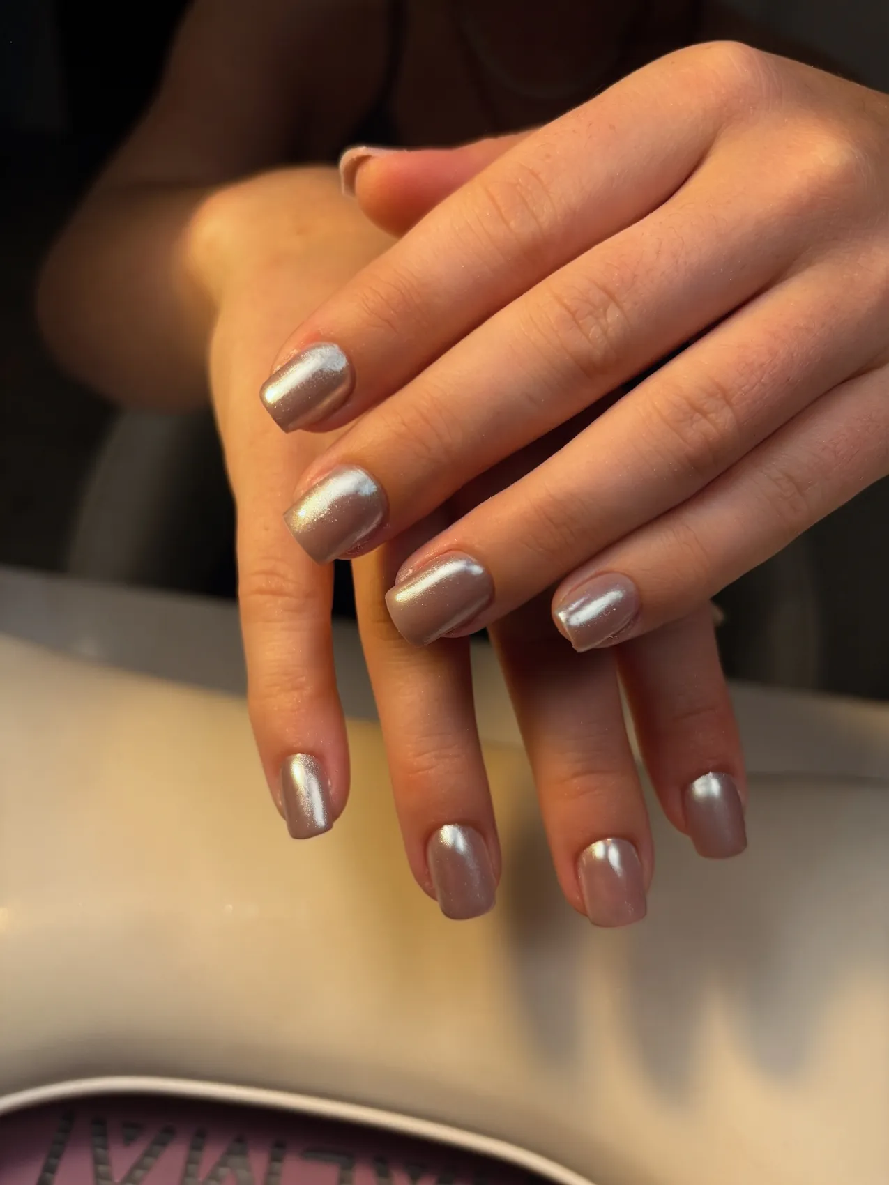 Ongles carrés courts effet chrome perle