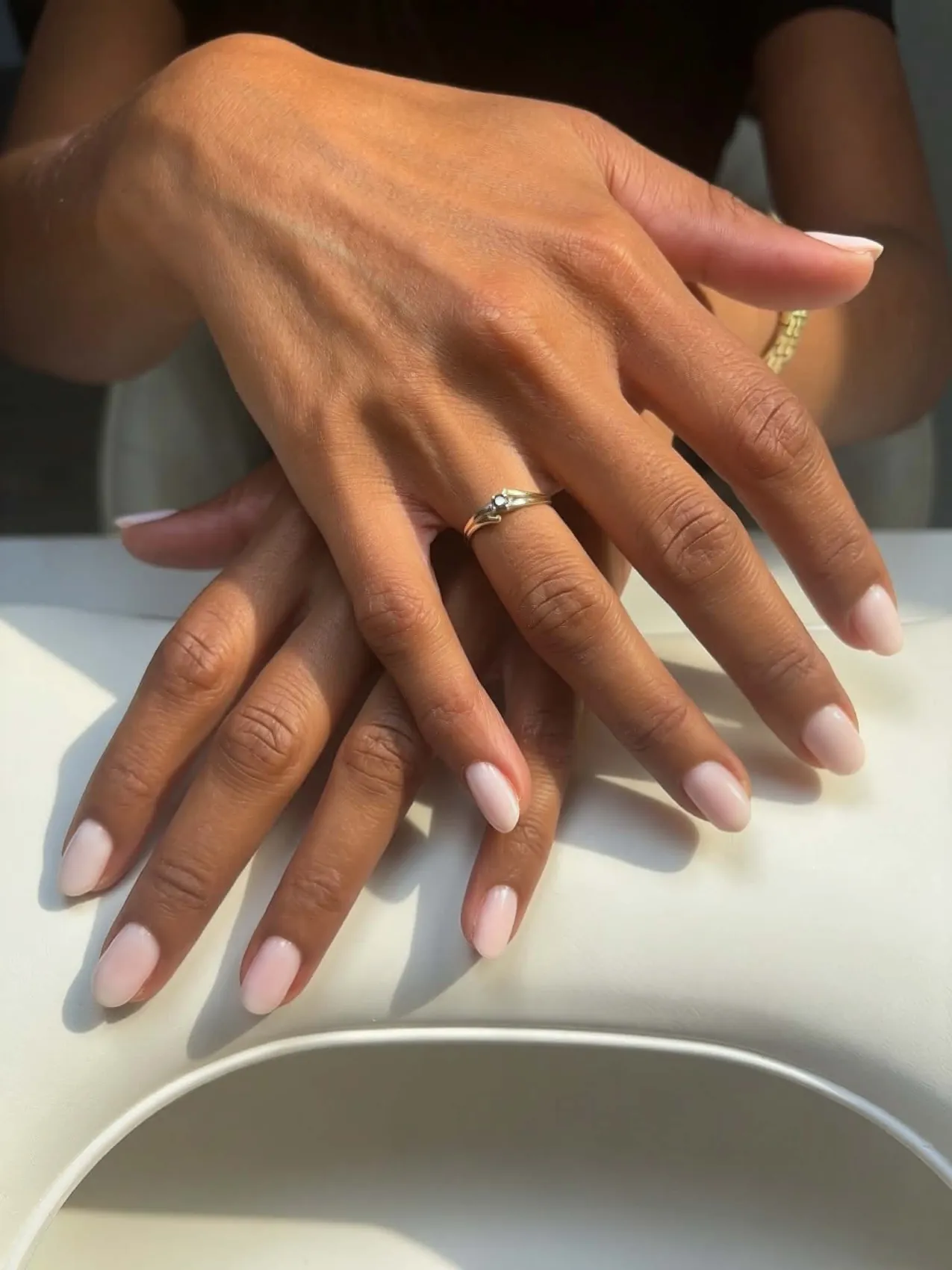 Ongles ovales rose lait très clair