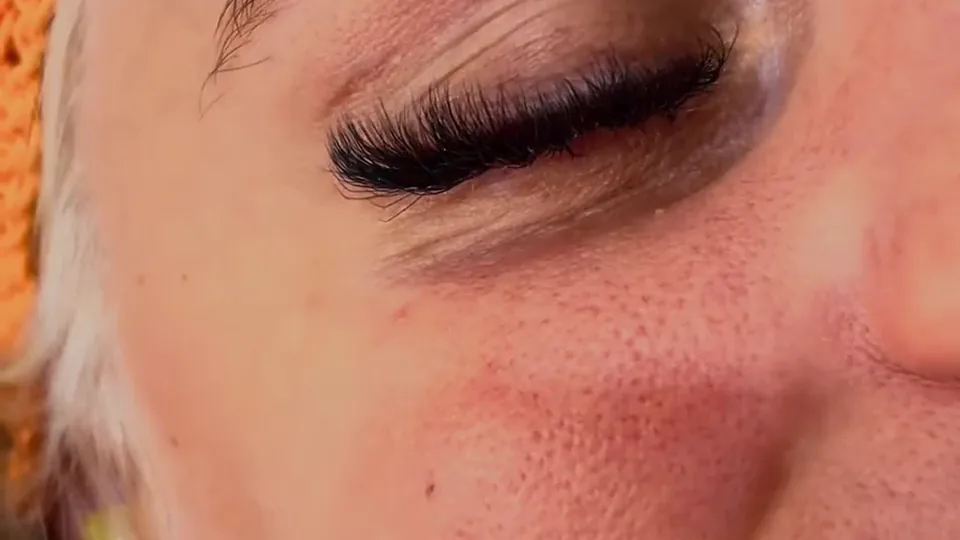 Extensions de cils posées au salon, vue rapprochée
