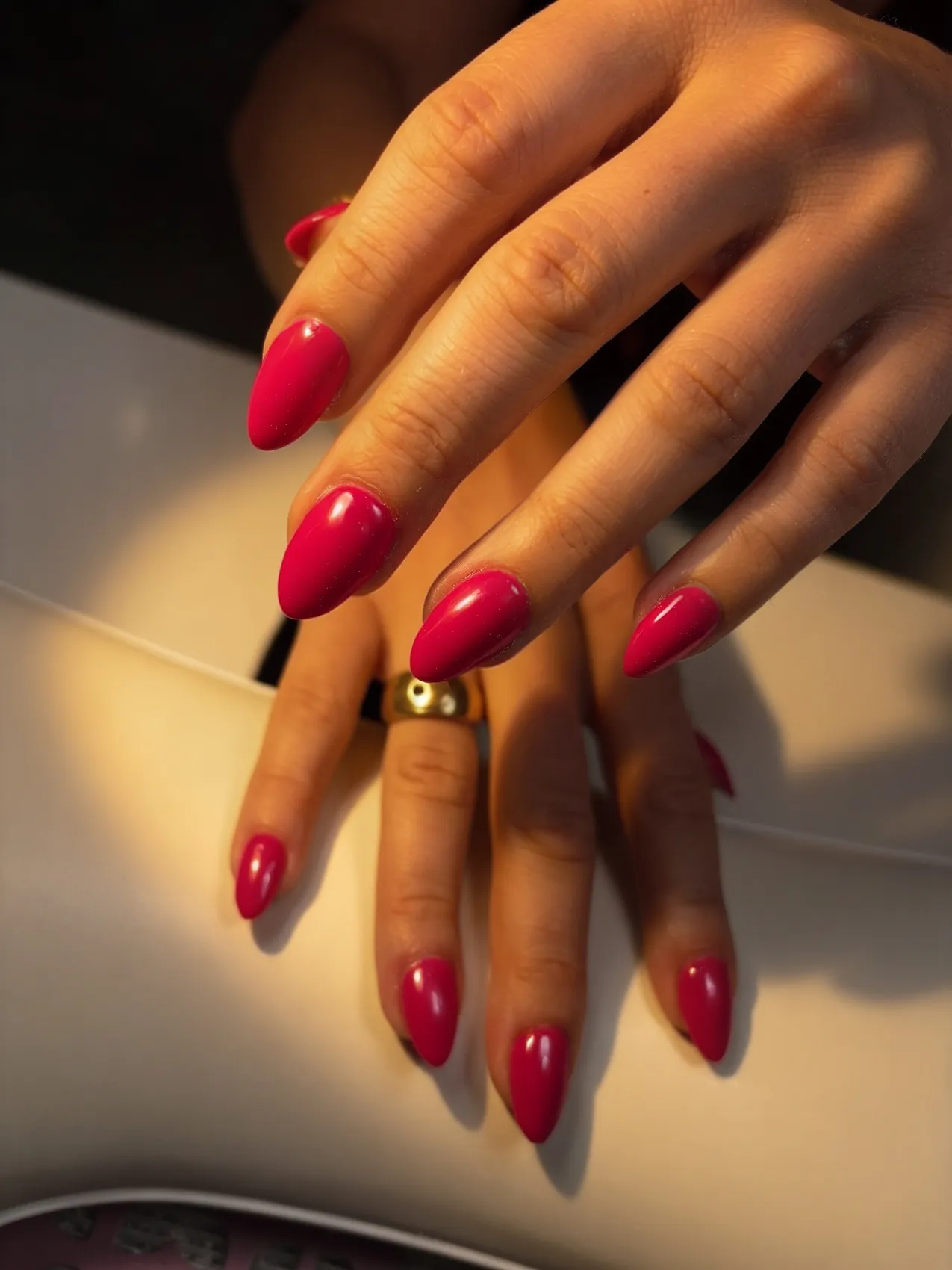 Ongles amande rouge framboise brillant