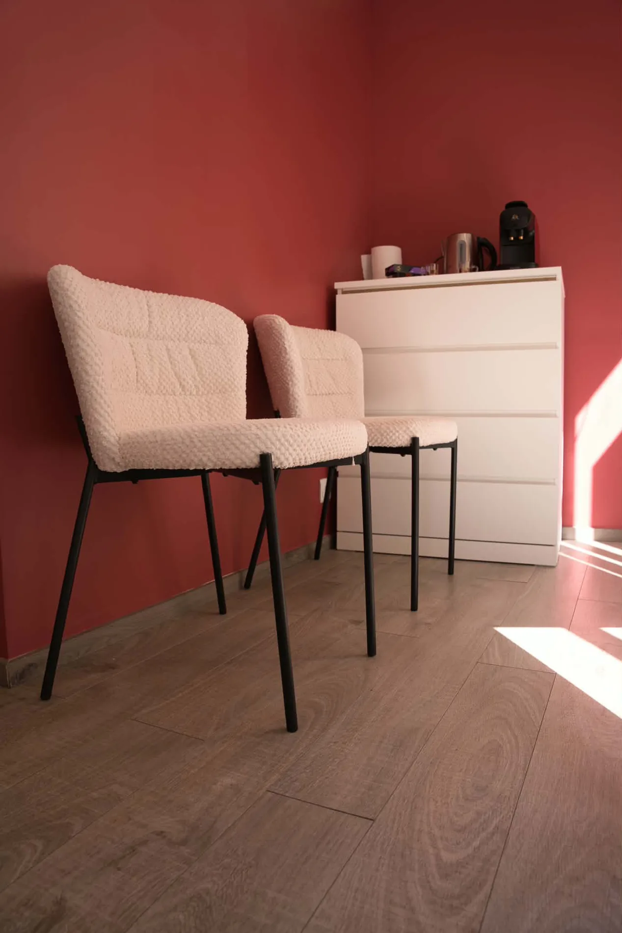 Le salon Orchelle Beauty, fauteuils crème et lumière du jour